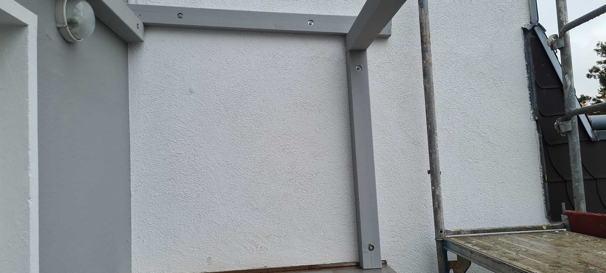 Überdachung aus Sparren erstellt, Grau beschichtet und mit Doppelstegplatten bedeckt