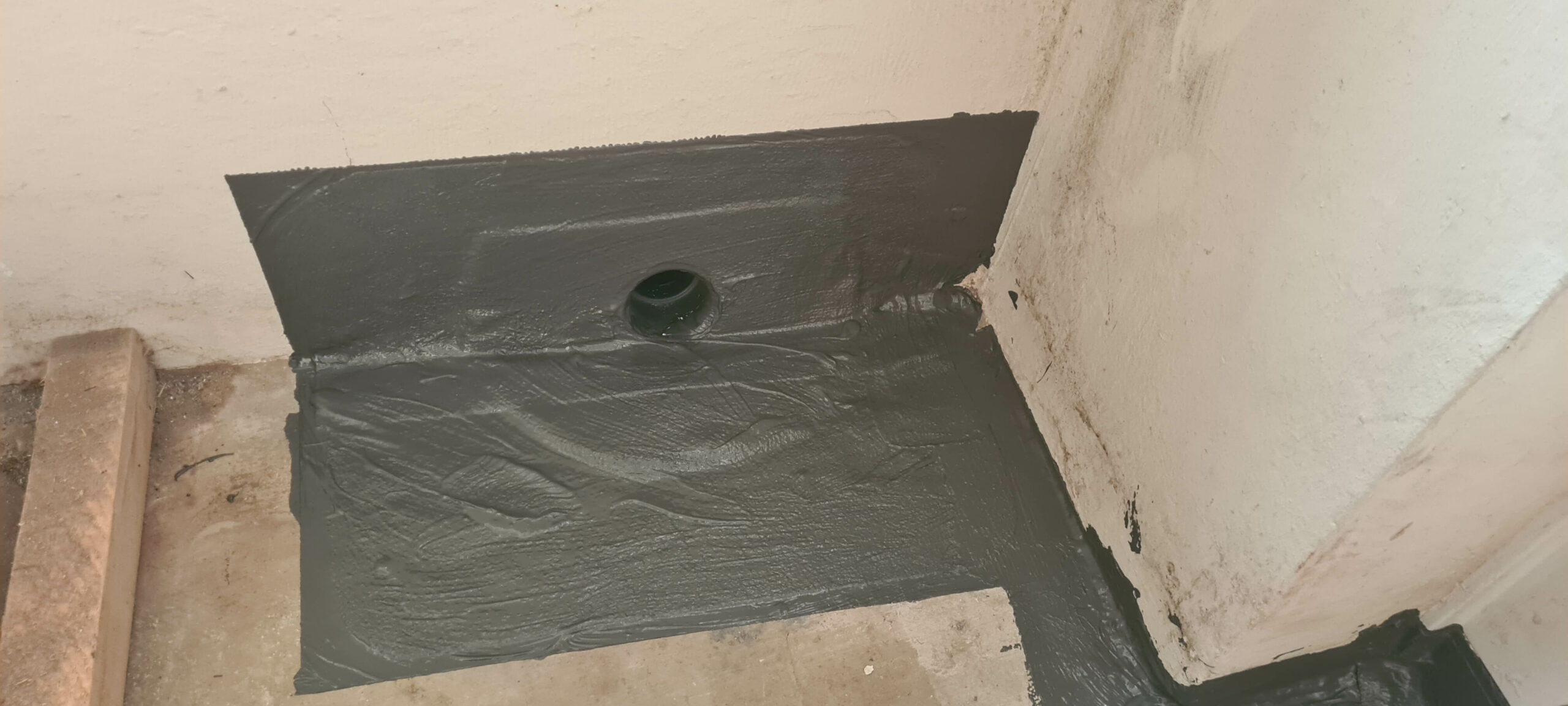 Balkon- Erstellung eines Ablaufes, inkl Abdichtung aus Flüssigkunststoff