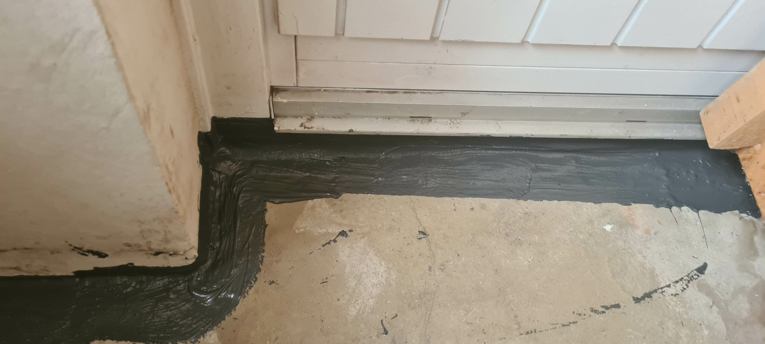 Balkon- Erstellung eines Ablaufes, inkl Abdichtung aus Flüssigkunststoff