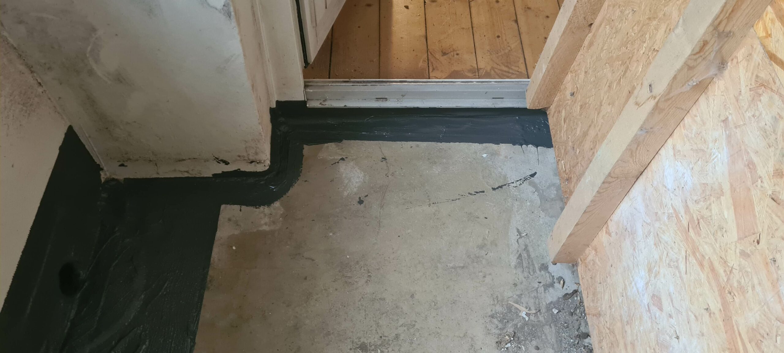 Balkon- Erstellung eines Ablaufes, inkl Abdichtung aus Flüssigkunststoff