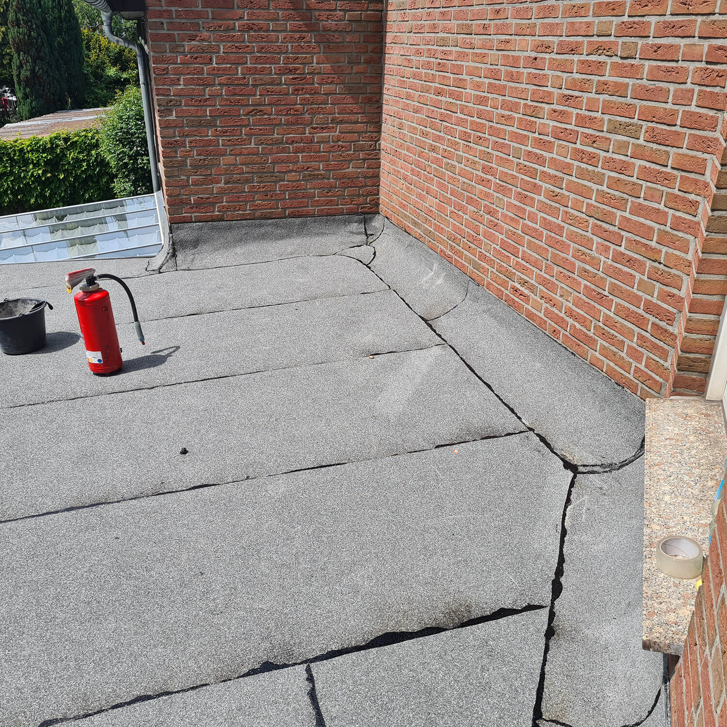 Dachdecker in Düsseldorf gesucht? Heinrichs Bedachungen bietet Meisterqualität bei Sanierung, Neubau, Reparatur & Wartung.